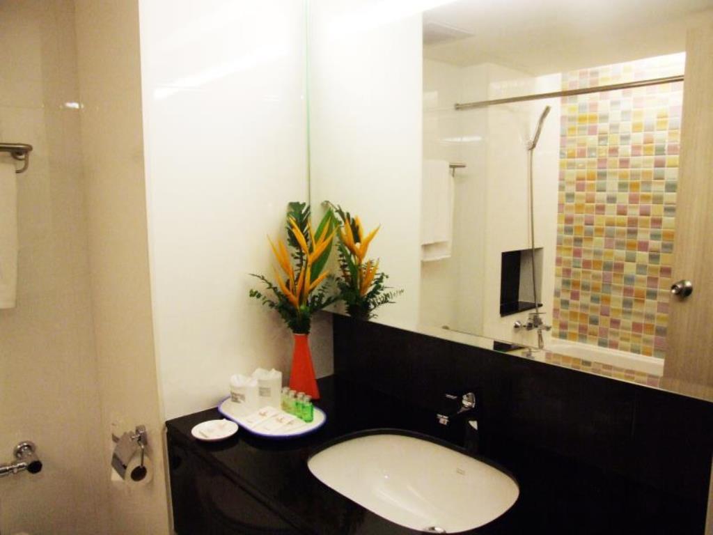 Grand Tower Inn Sathorn Hotel Banguecoque Exterior foto