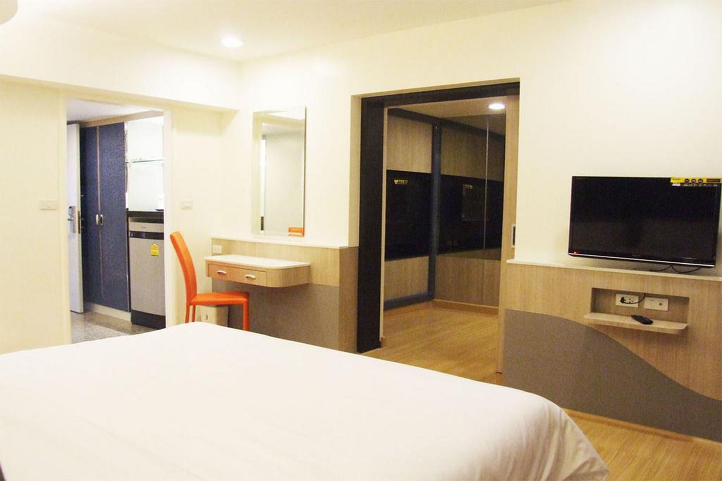Grand Tower Inn Sathorn Hotel Banguecoque Exterior foto