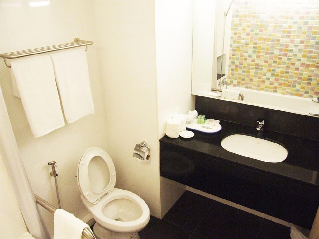 Grand Tower Inn Sathorn Hotel Banguecoque Exterior foto